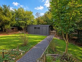 Gartenbereich und Schuppen