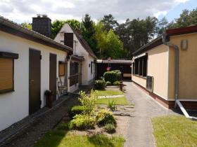 Haupthaus und Nebengelasse