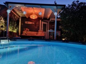 Poll mit Poolhaus